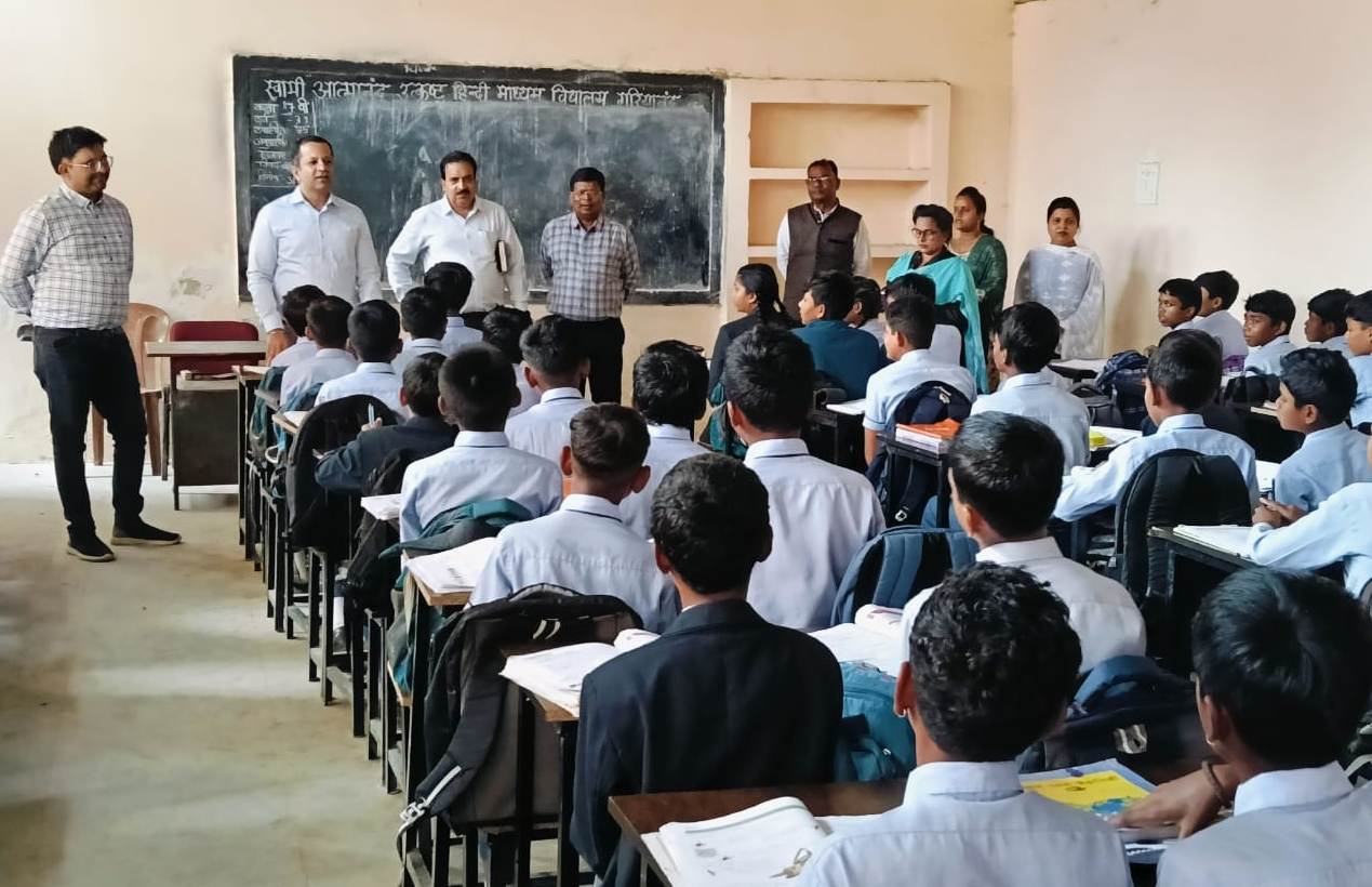 रायपुर। शिक्षा सचिव श्री परदेशी ने आज गरियाबंद जिले का दौरा कर स्कूलों में अध्ययन-अध्यापन की स्थिति का जायजा लिया। शिक्षा सचिव ने शासकीय