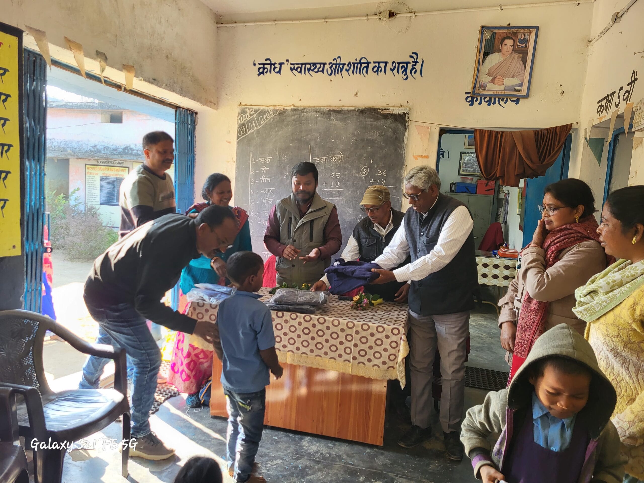 नौनिहालों को बांटे गर्म कपड़े