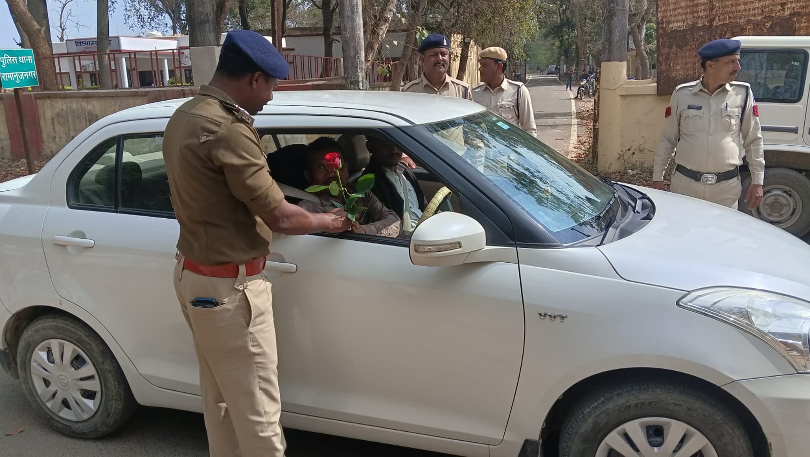 सीट बेल्ट लगाने वालों को गुलाब फूल देकर किया सम्मानित