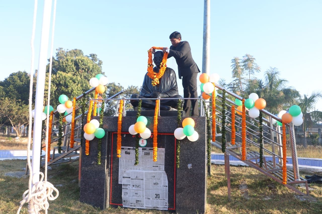 सूरजपुर। आज 76वें गणतंत्र दिवस के अवसर पर कलेक्टर श्री एस जयवर्धन ने संयुक्त जिला कार्यालय सूरजपुर परिसर में राष्ट्रपिता महात्मा गांधी की प्रतिमा