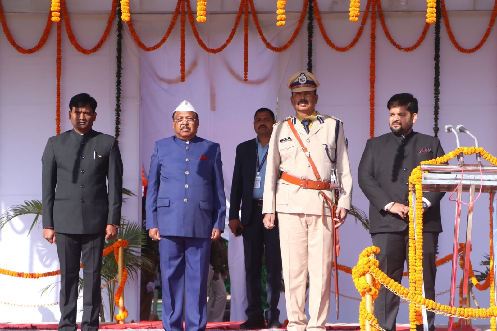 सूरजपुर। आज 76वें गणतंत्र दिवस के अवसर पर  सूरजपुर जिले में अग्रसेन स्टेडियम ग्राउंड में मुख्य अतिथि मंत्री श्री रामविचार नेताम द्वारा ध्वजारोहण किया गया। इसके पश्चात परेड की सलामी लेकर मुख्य अतिथि ने जिले वासियों के लिए मुख्यमंत्री के संदेश