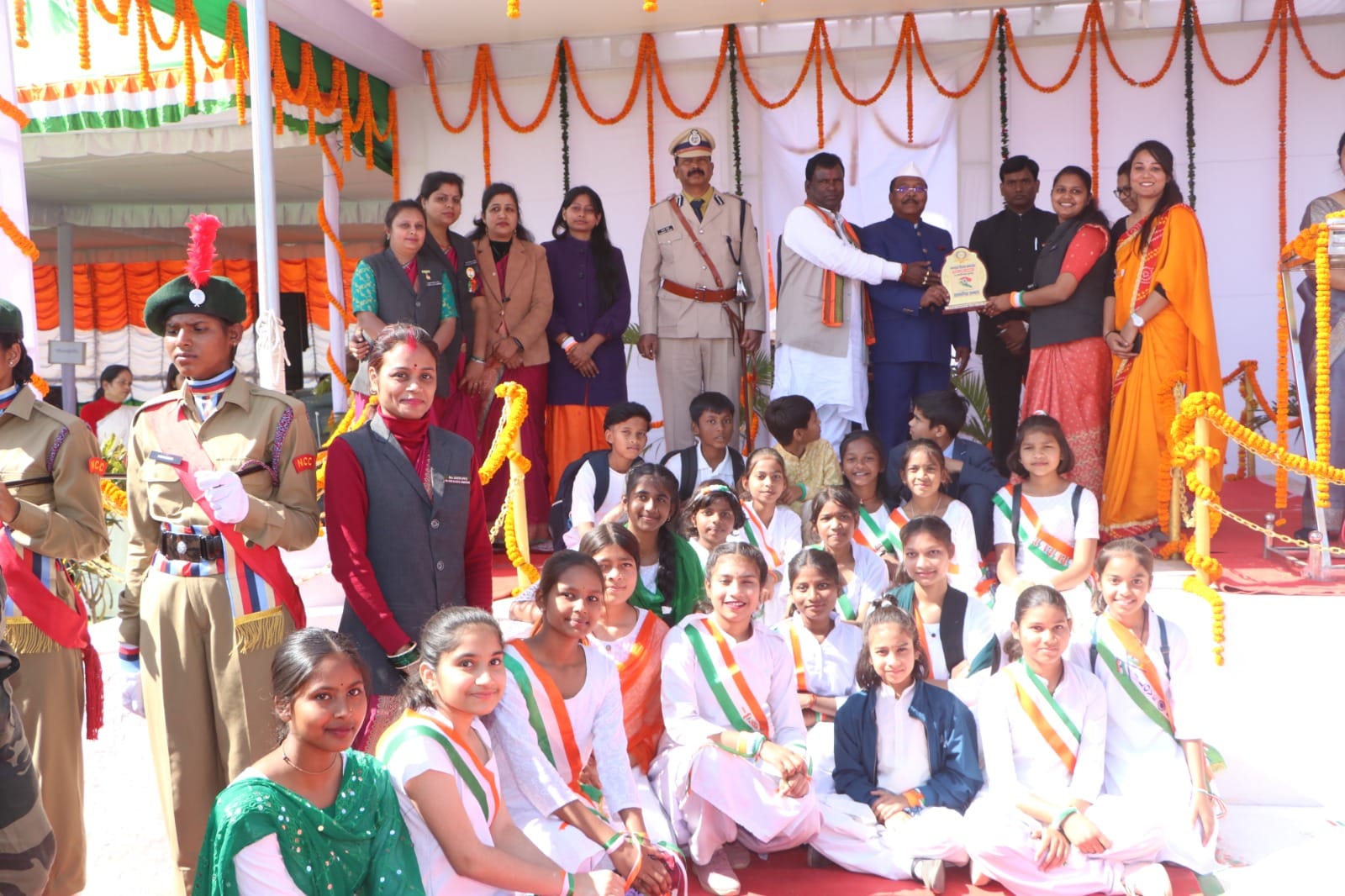 स्कूली छात्रों ने दी सांस्कृतिक कार्यक्रमों की रंगारंग प्रस्तुति