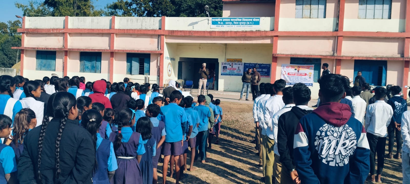 स्कूली बच्चों को चौकी खड़गवां पुलिस ने दी यातायात नियमों की जानकारी, यातायात जागरूकता व सुरक्षा संबंधी उत्कृष्ट चित्रकला व निबंध पर छात्रों को किया गया पुरस्कृत