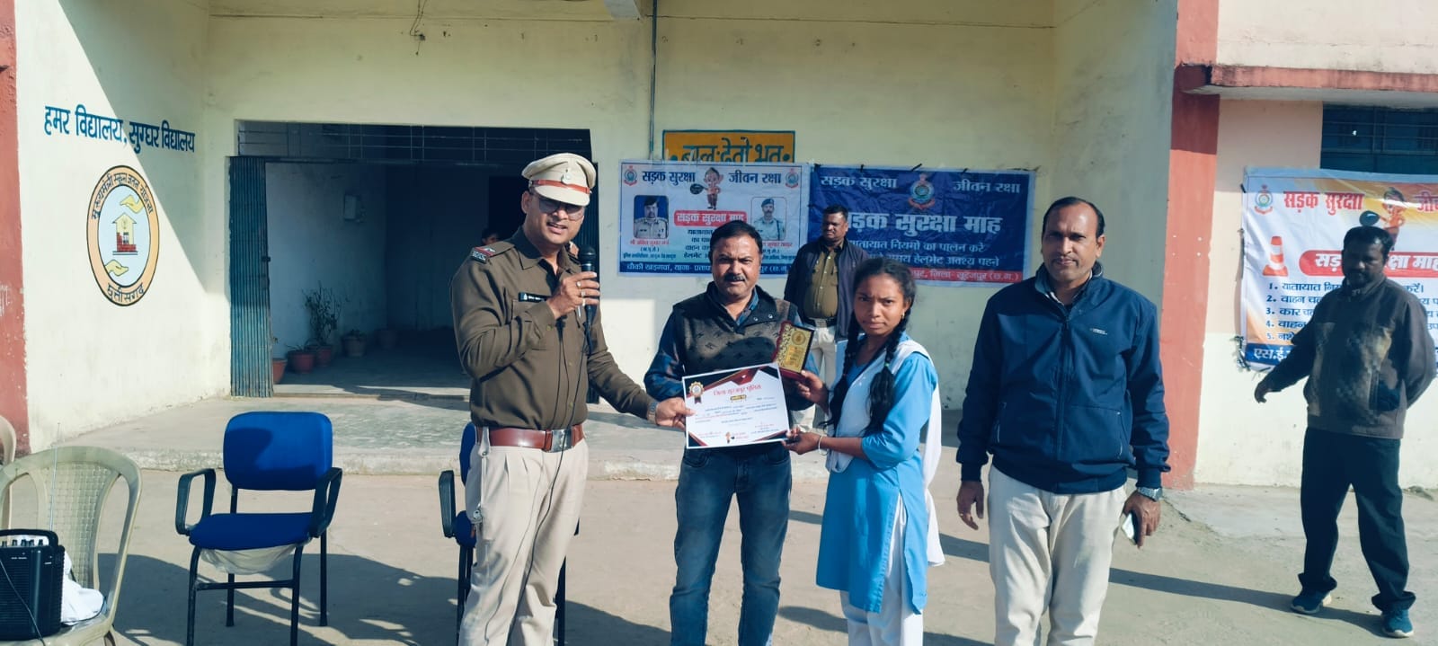 स्कूली बच्चों को चौकी खड़गवां पुलिस ने दी यातायात नियमों की जानकारी, यातायात जागरूकता व सुरक्षा संबंधी उत्कृष्ट चित्रकला व निबंध पर छात्रों को किया गया पुरस्कृत