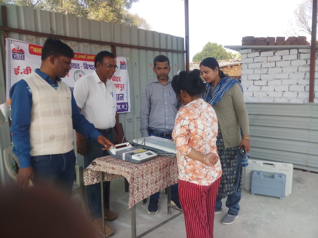 ईवीएम प्रदर्शनी के द्वारा मतदाताओं को किया जा रहा है जागरूक
