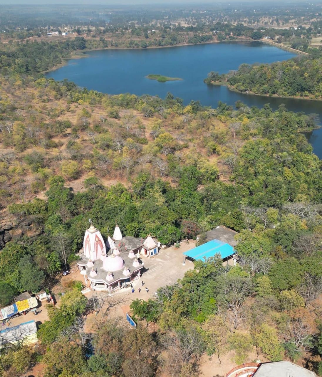 प्राकृतिक सौंदर्य और आस्था का संगम है नारागांव स्थित मां सियादेवी का मंदिर