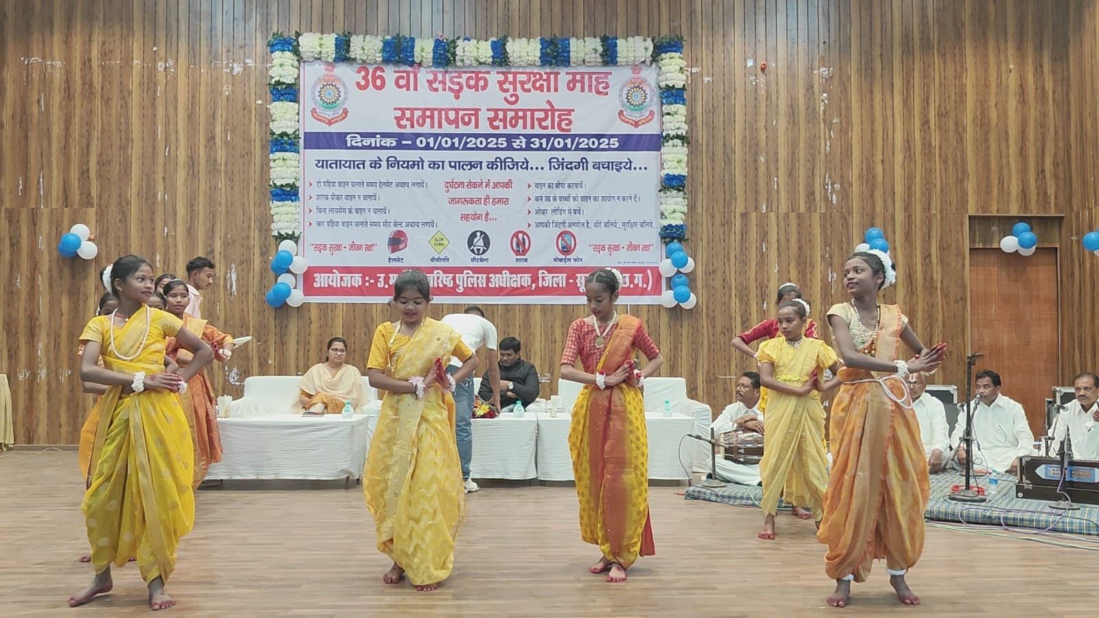 कलेक्टर एवं डीआईजी/एसएसपी सूरजपुर ने गुड सेमेटिरन व यातायात जागरूकता कार्यक्रम में विशेष सहभागिता पर पुलिस जवानों व नागरिकों को किया सम्मानित।सुरक्षा माह के दौरान पुलिस ने 472 आयोजनों के माध्यम से 1 लाख 50 हजार लोगों को किया जागरूक।