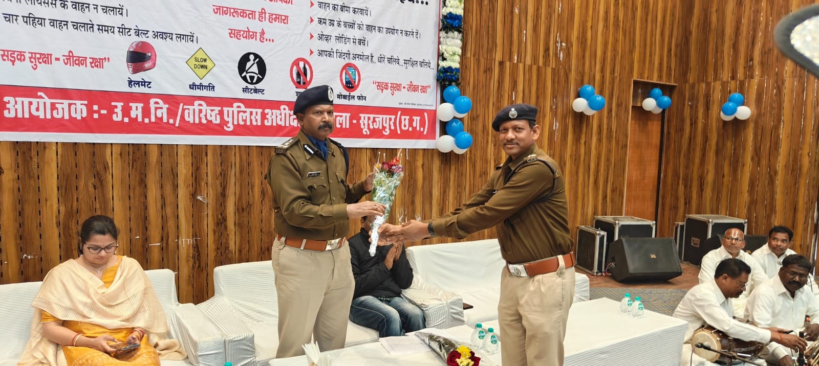 कलेक्टर एवं डीआईजी/एसएसपी सूरजपुर ने गुड सेमेटिरन व यातायात जागरूकता कार्यक्रम में विशेष सहभागिता पर पुलिस जवानों व नागरिकों को किया सम्मानित।सुरक्षा माह के दौरान पुलिस ने 472 आयोजनों के माध्यम से 1 लाख 50 हजार लोगों को किया जागरूक।