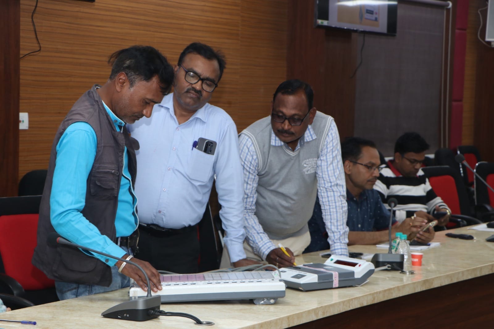 अध्यक्ष व पार्षद पद के अभ्यर्थी व मीडिया प्रतिनिधियों को ईवीएम के संचालन और मतदान प्रक्रिया के बारे में दी गई जानकारी