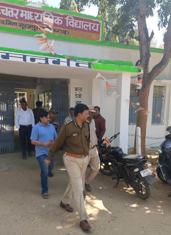 सूरजपुर। नगरीय निकाय व त्रिस्तरीय पंचायत चुनाव को शांतिपूर्ण तरीके से संपन्न कराने के लिए डीआईजी व एसएसपी सूरजपुर श्री प्रशांत कुमार ठाकुर ने