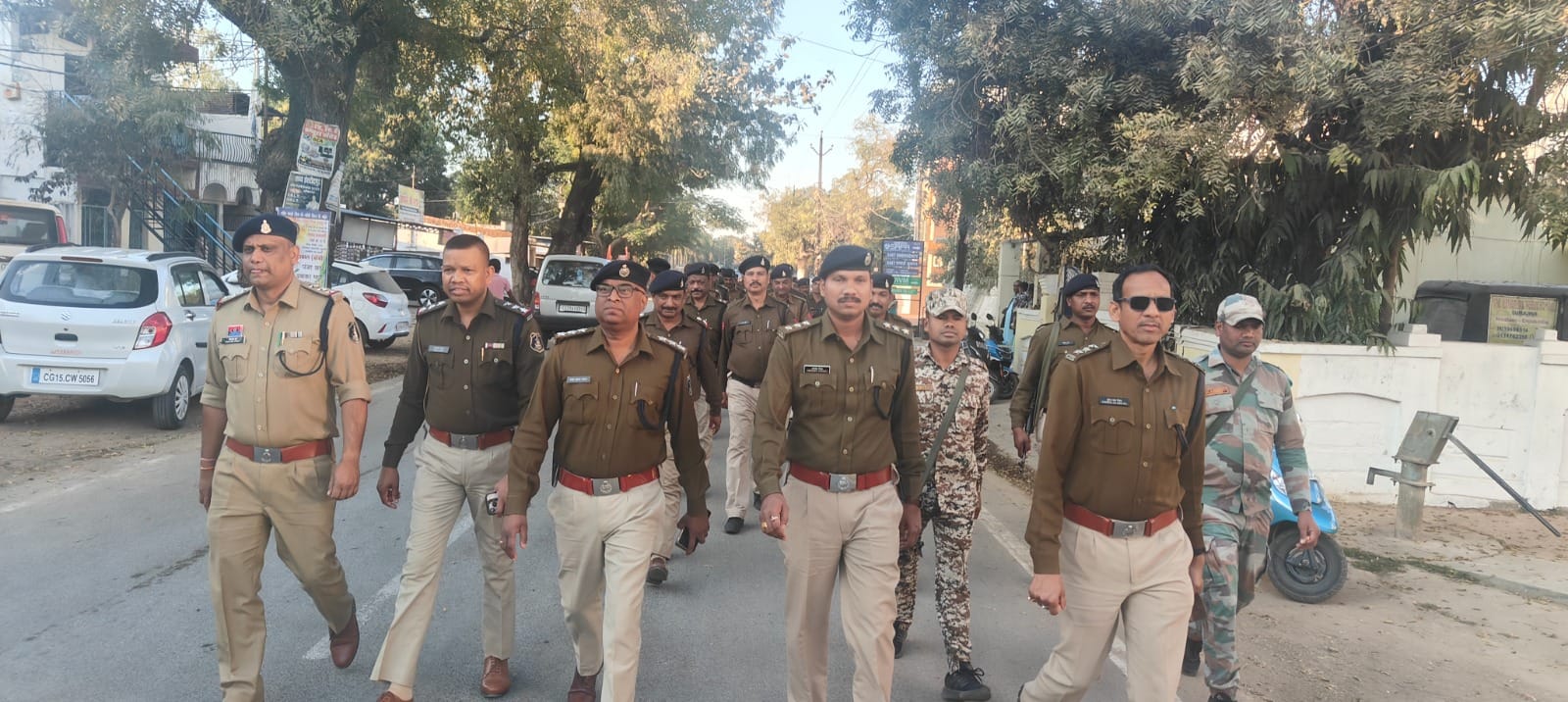 सूरजपुर में आगामी नगरीय निकाय चुनावों को निष्पक्ष एवं शांतिपूर्ण और सुव्यवस्थित तरीके से संपन्न कराने के उद्देश्य पुलिस अधिकारी व जवानों ने किया फ्लैग मार्च