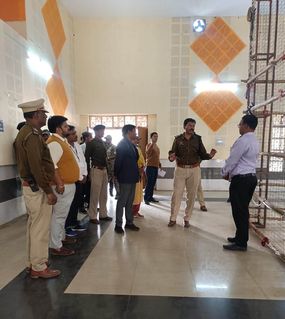 कलेक्टर व डीआईजी/एसएसपी सूरजपुर ने स्ट्रांग रूम व मतगणना स्थल पर व्यवस्थाओं का लिया जायजा