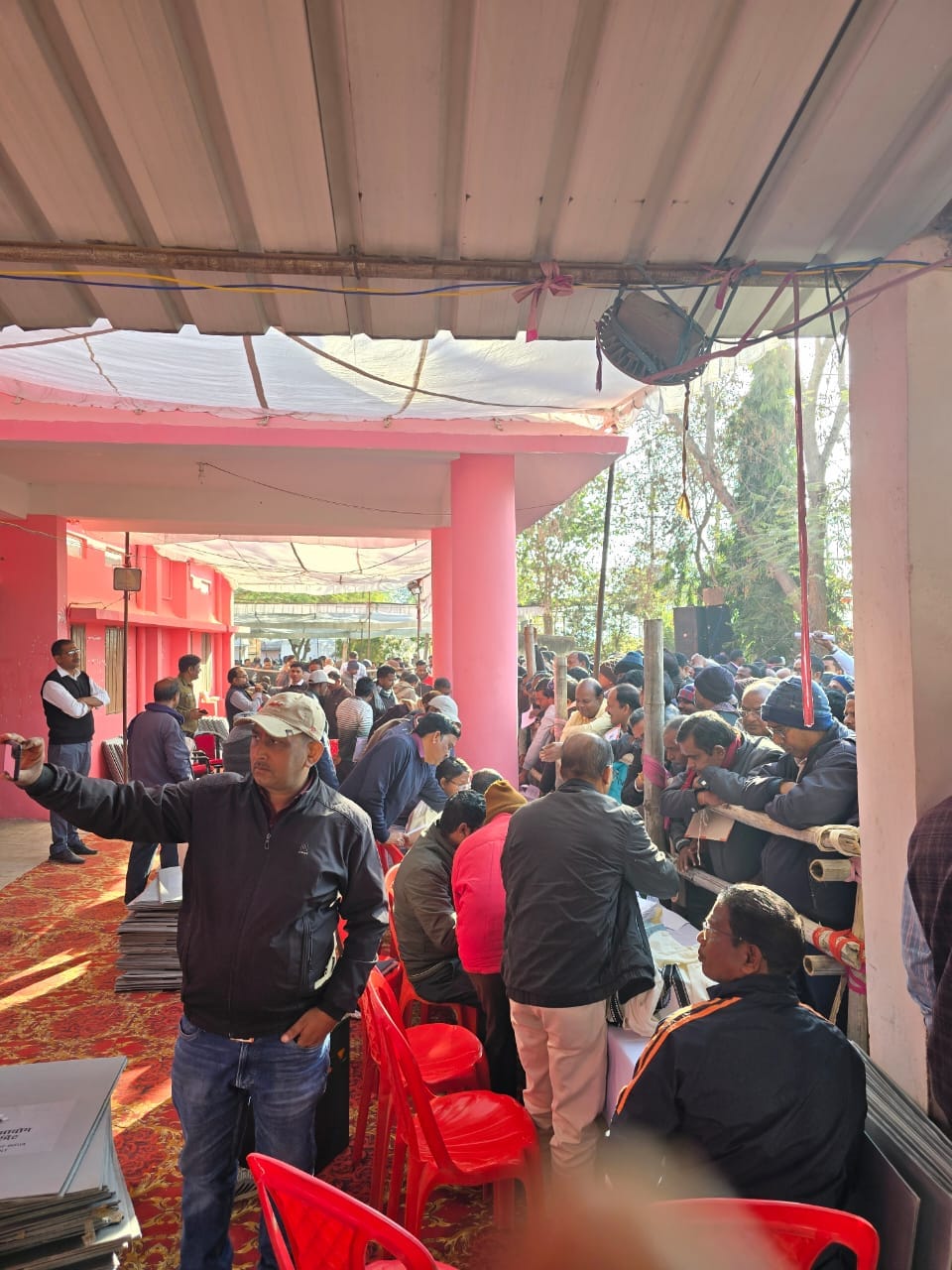 मतदान दलों को हरी झण्डी दिखाकर किया गया रवाना