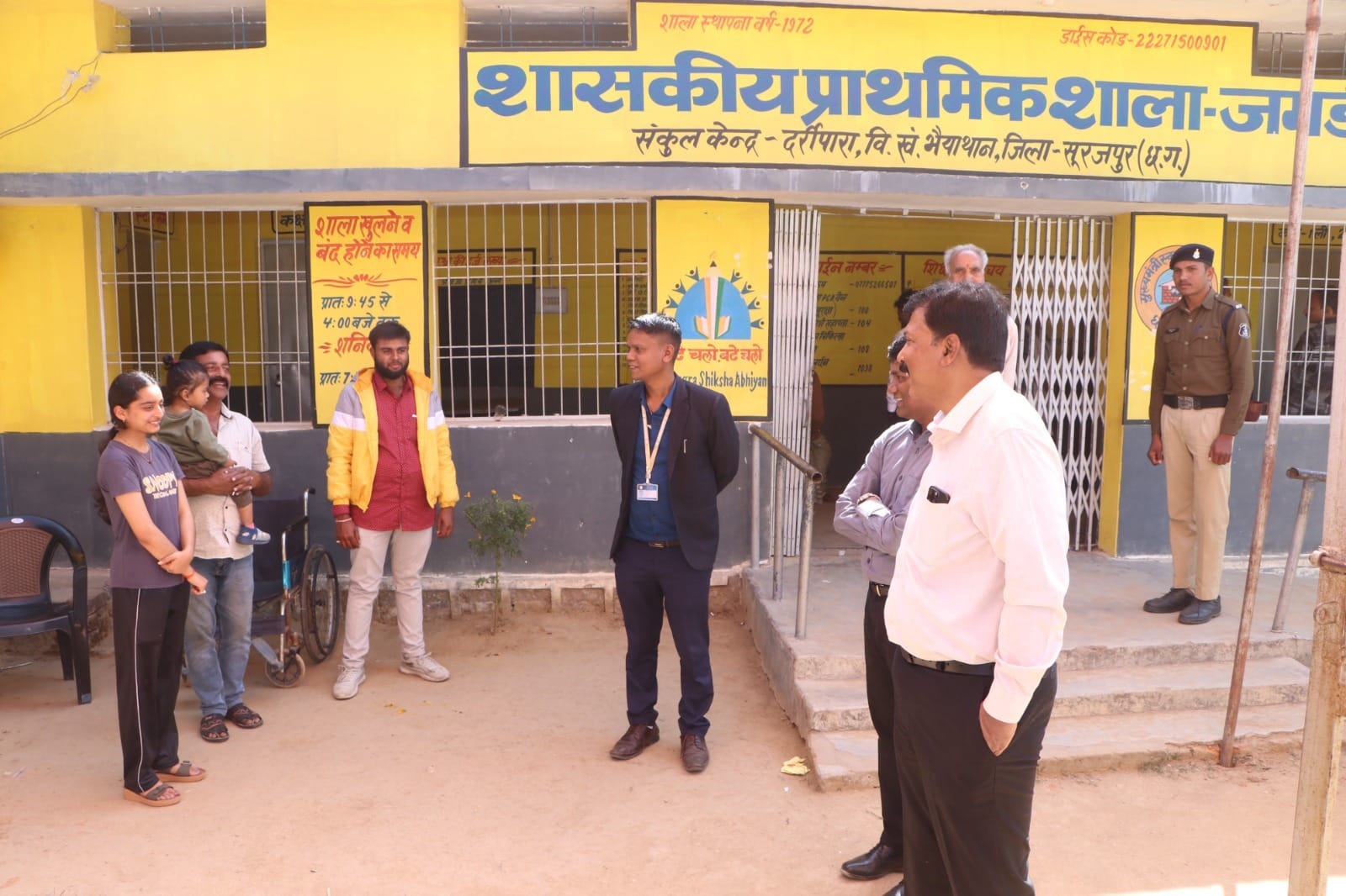 प्रथम चरण के मतदान के दौरान कलेक्टर एवम पुलिस अधीक्षक ने किया मतदान केंद्रों दौरा