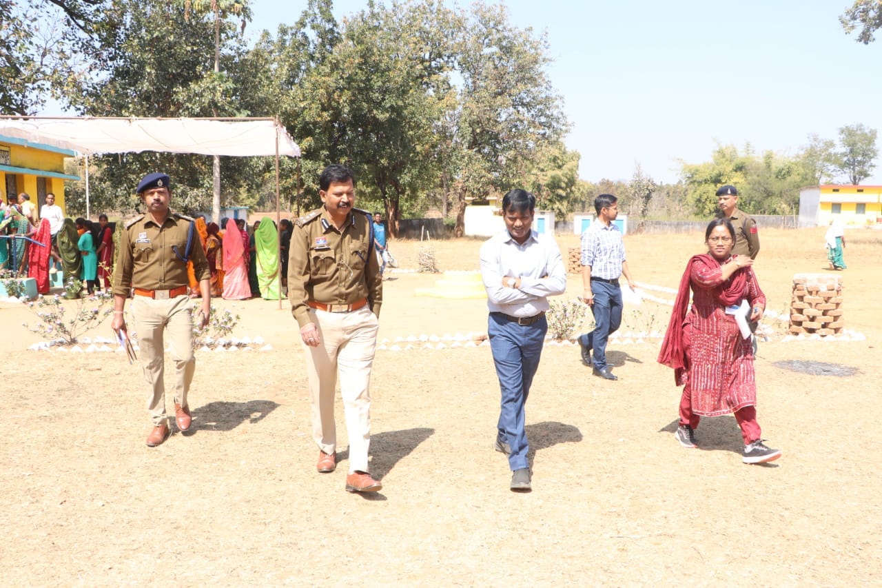 मतदान केंद्रों पर दिखा मतदाताओं का उत्साह