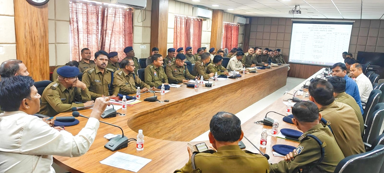 सूरजपुर : डीआईजी/एसएसपी ने पुलिस पेट्रोलिंग पार्टी के प्रभारियों की ली बैठक