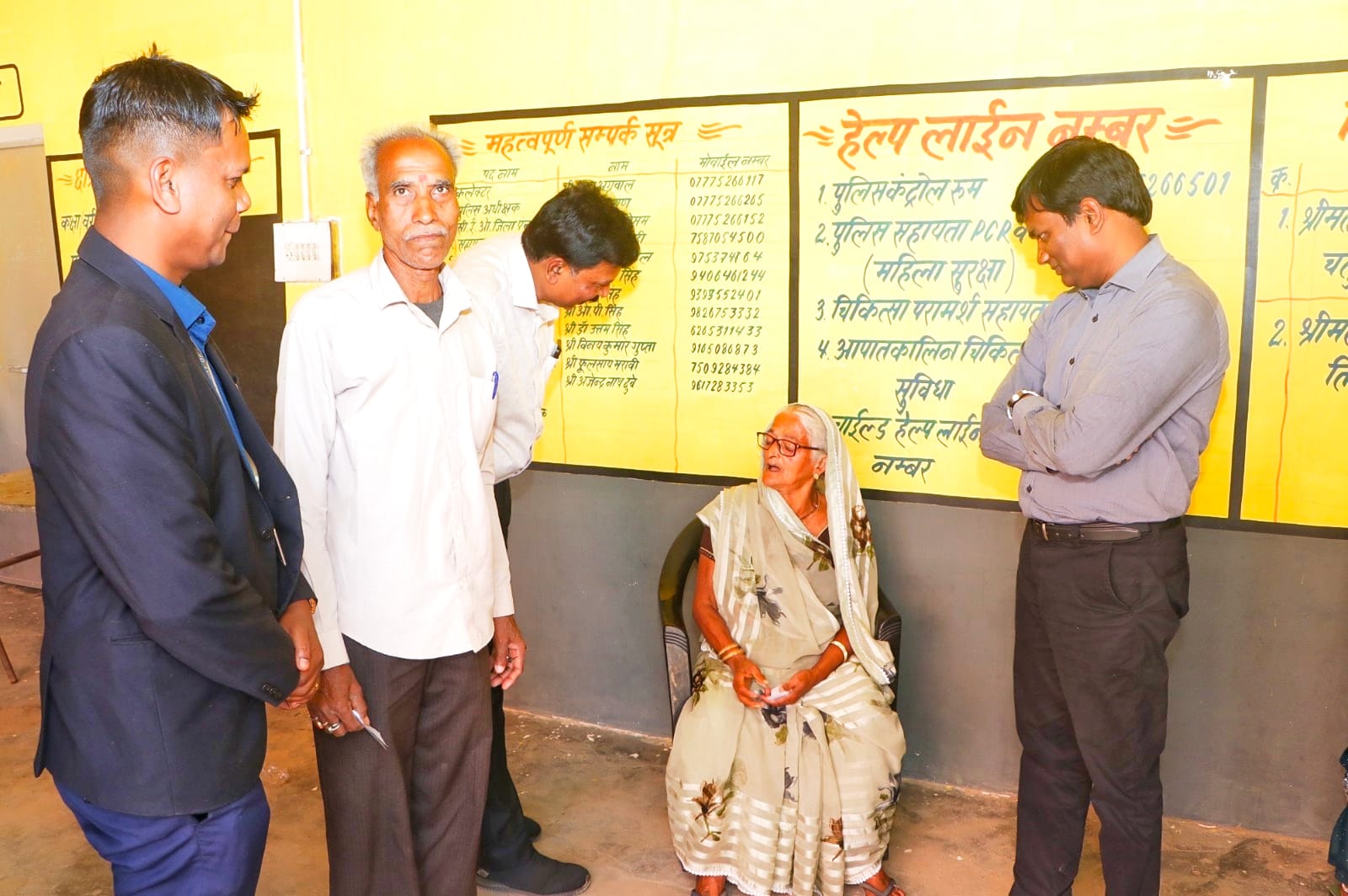 प्रथम चरण के मतदान के दौरान कलेक्टर एवम पुलिस अधीक्षक ने किया मतदान केंद्रों दौरा