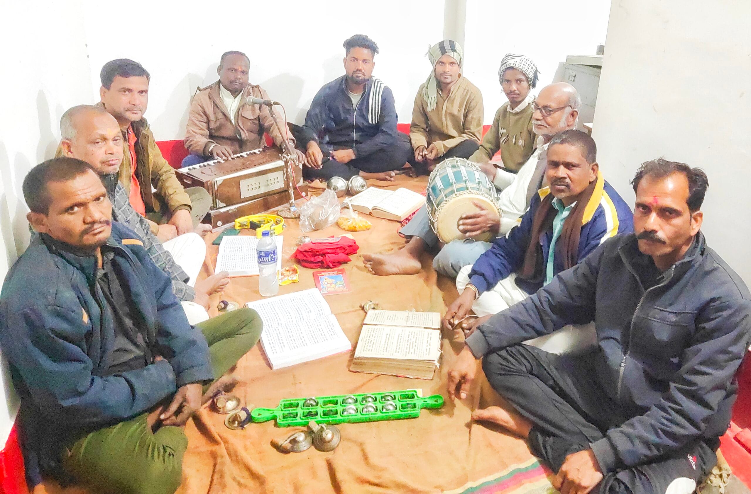 महाशिवरात्रि के अवसर पर मंदिरों में जुटी भीड़