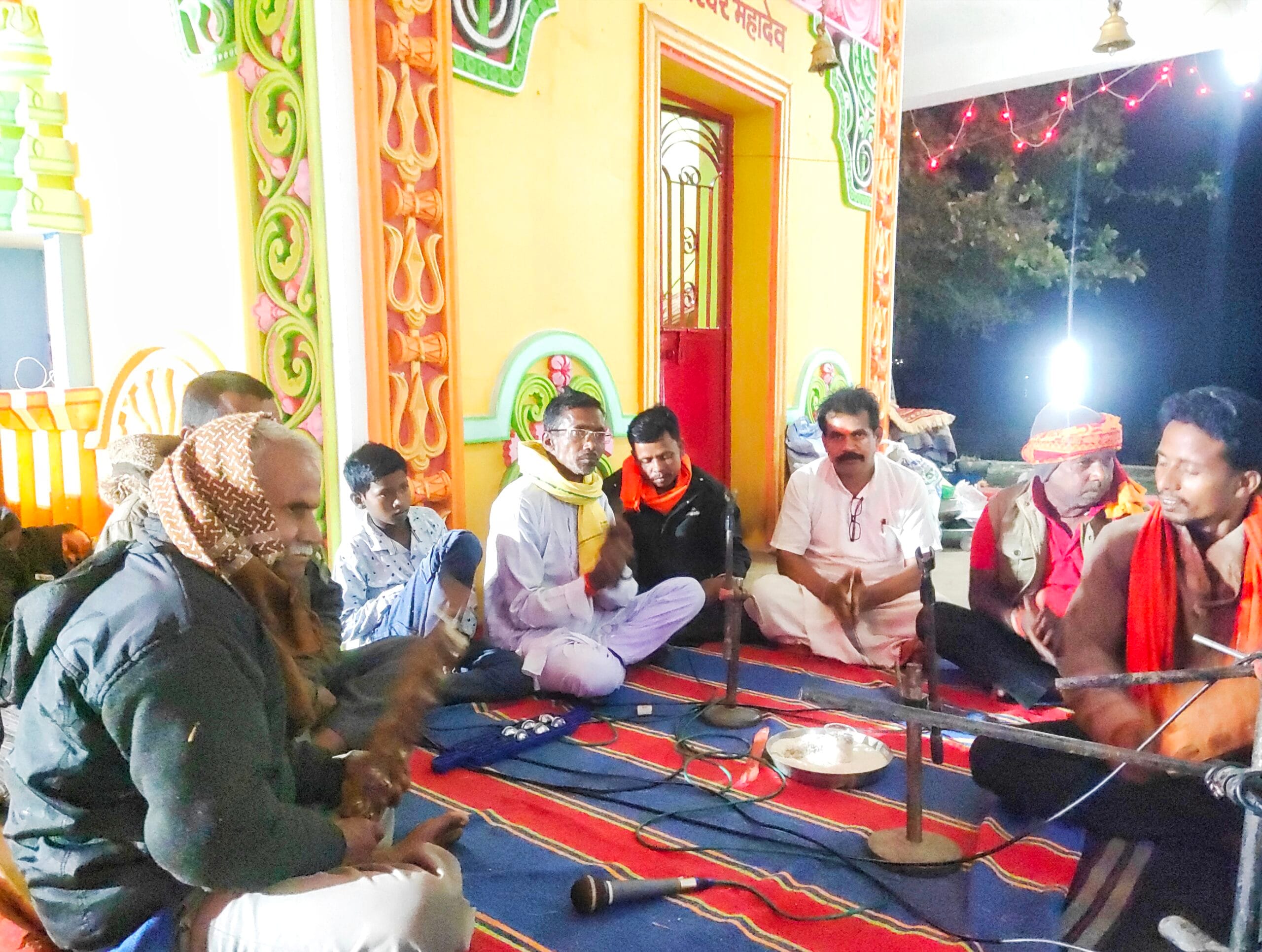 महाशिवरात्रि के अवसर पर मंदिरों में जुटी भीड़