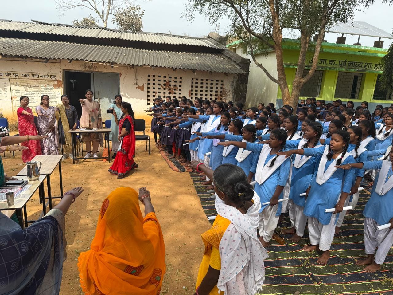 सूरजपुर। संचालनालय महिला एवं बाल विकास विभाग रायपुर के निर्देशानुसार कलेक्टर सूरजपुर श्री एस जयर्वधन के दिशा निर्देश एवं जिला कार्यक्रम अधिकारी श्री रमेश साहू के मार्गदर्शन में जिला सूरजपुर को बटी बचाओ बेटी पढ़ाओ के अंतर्गत दिनांक 24.02.2025 से 08.03.2025 तक विभिन्न कार्यक्रम का आयोजन जिले में विभिन्न स्तरों में आयोजित किया जाना है इसी क्रम में आज दिनांक 28.02.2025 कार्यक्रम को जिले के प्रतापपुर विकास खण्ड के ग्राम हरिहपुर के शा० उ०मा०वि० में किया गया कार्यक्रम में संरक्षण अधिकारी श्रीमती इन्द्र कुमारी