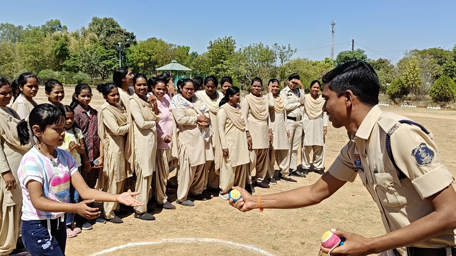सूरजपुर पुलिस ने अंतर्राष्ट्रीय महिला दिवस पर महिला पुलिस अधिकारी-कर्मचारी को किया सम्मानित