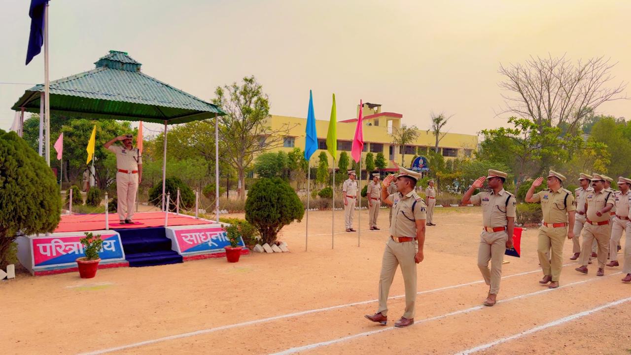 डीआईजी व एसएसपी सूरजपुर प्रशांत कुमार ठाकुर ने ली जनरल परेड की सलामी, कहा सभी अच्छा काम करेंगे तो पुलिसिंग होगी मजबूत
