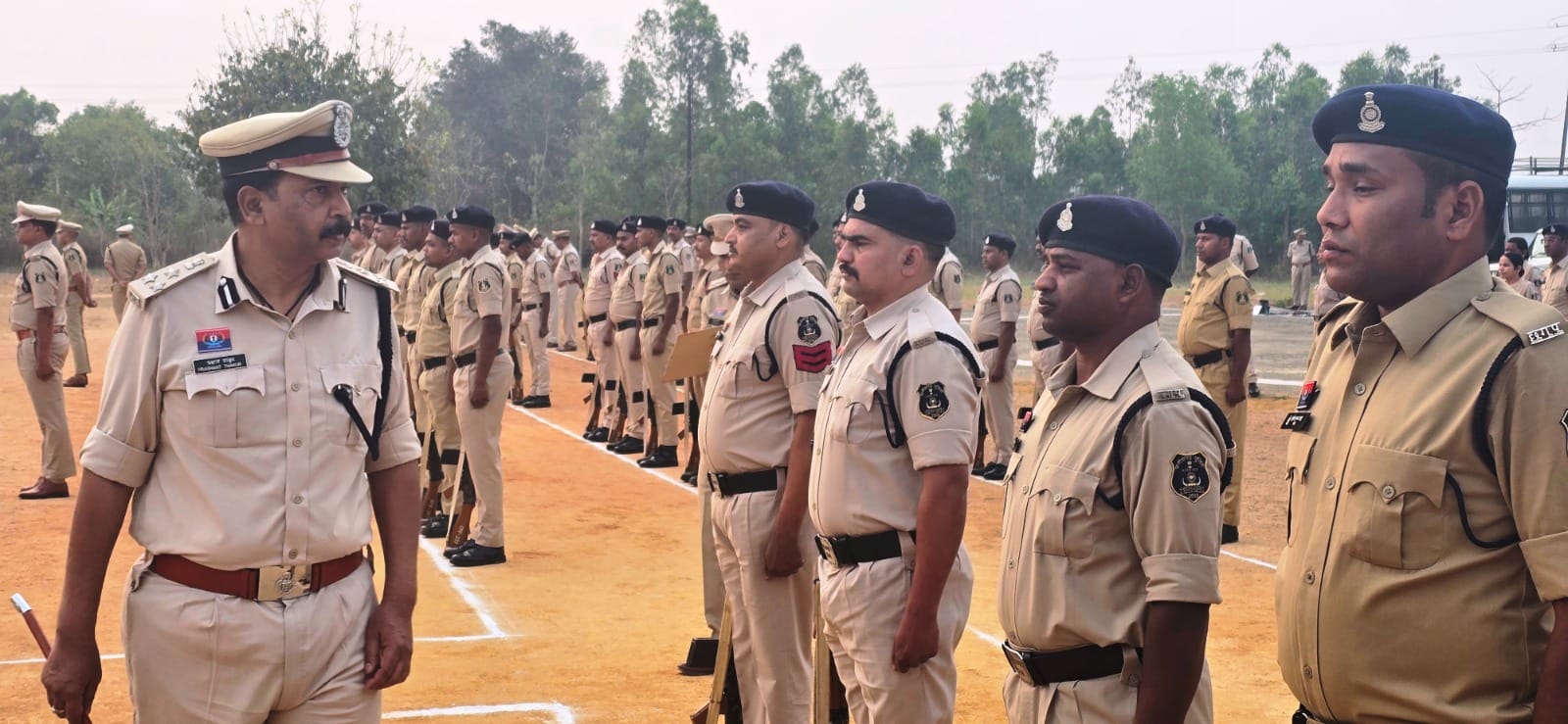 डीआईजी व एसएसपी सूरजपुर प्रशांत कुमार ठाकुर ने ली जनरल परेड की सलामी, कहा सभी अच्छा काम करेंगे तो पुलिसिंग होगी मजबूत