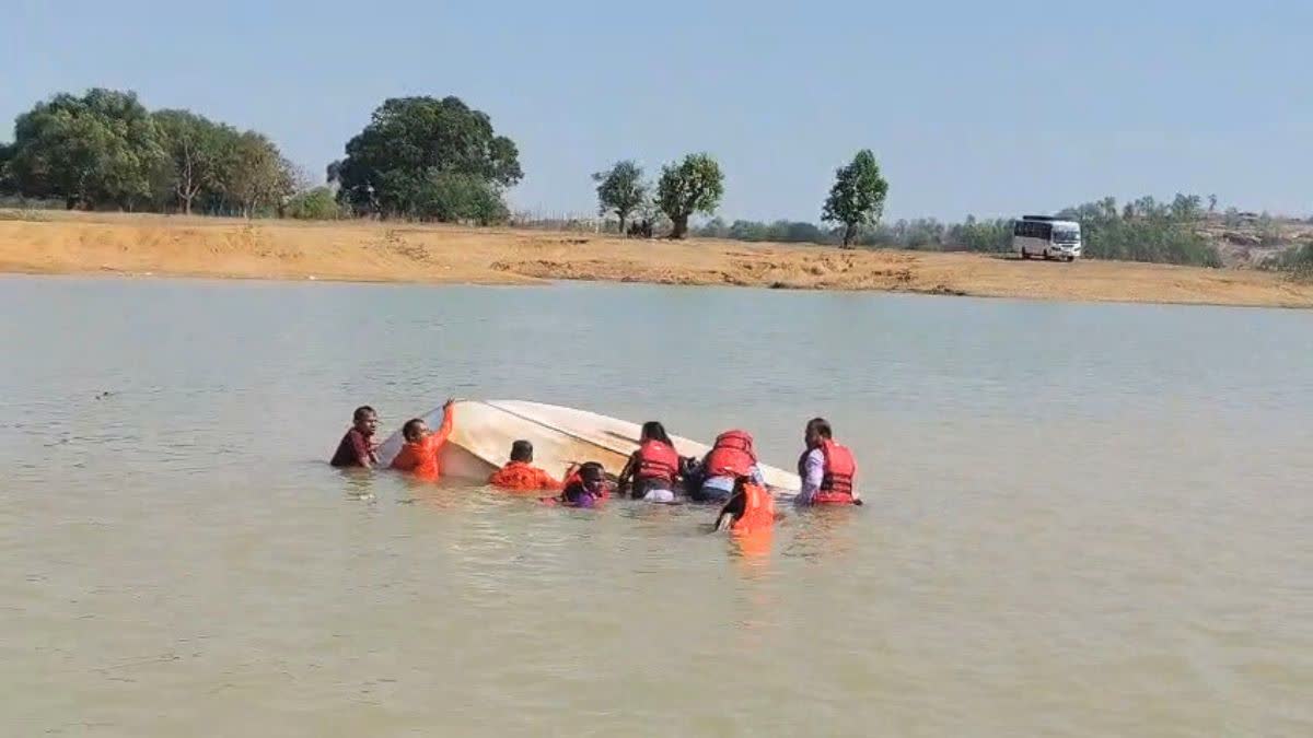 जशपुर के मयाली नेचर पार्क में बड़ा हादसा : सेल्फी लेते वक्त पलटी नाव, SDRF ने 7 लोगों की बचाई जान..