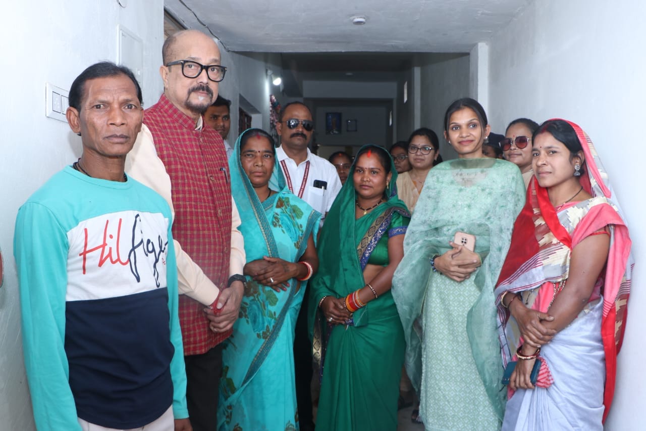 तिलसिवां के रामनाथ का पीएम आवास देख खुश हुए राज्यपाल