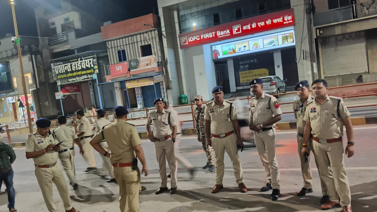 डीआईजी/एसएसपी सूरजपुर का निर्देश, सीएसपी ने पुलिस अधिकारी व जवानों के साथ शहर में किया पैदल पेट्रोलिंग