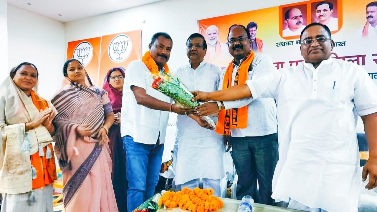 भाजपा पदाधिकारियों की बैठक में दीपेन्द्र सिंह चौहान हुए सम्मानित