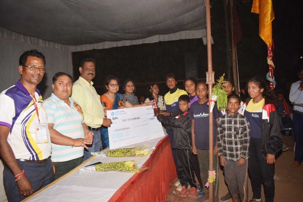 कुदरगढ़ महोत्सव 2025: वॉलीबॉल प्रतियोगिता में गोंदा और बरपारा बने चैंपियन