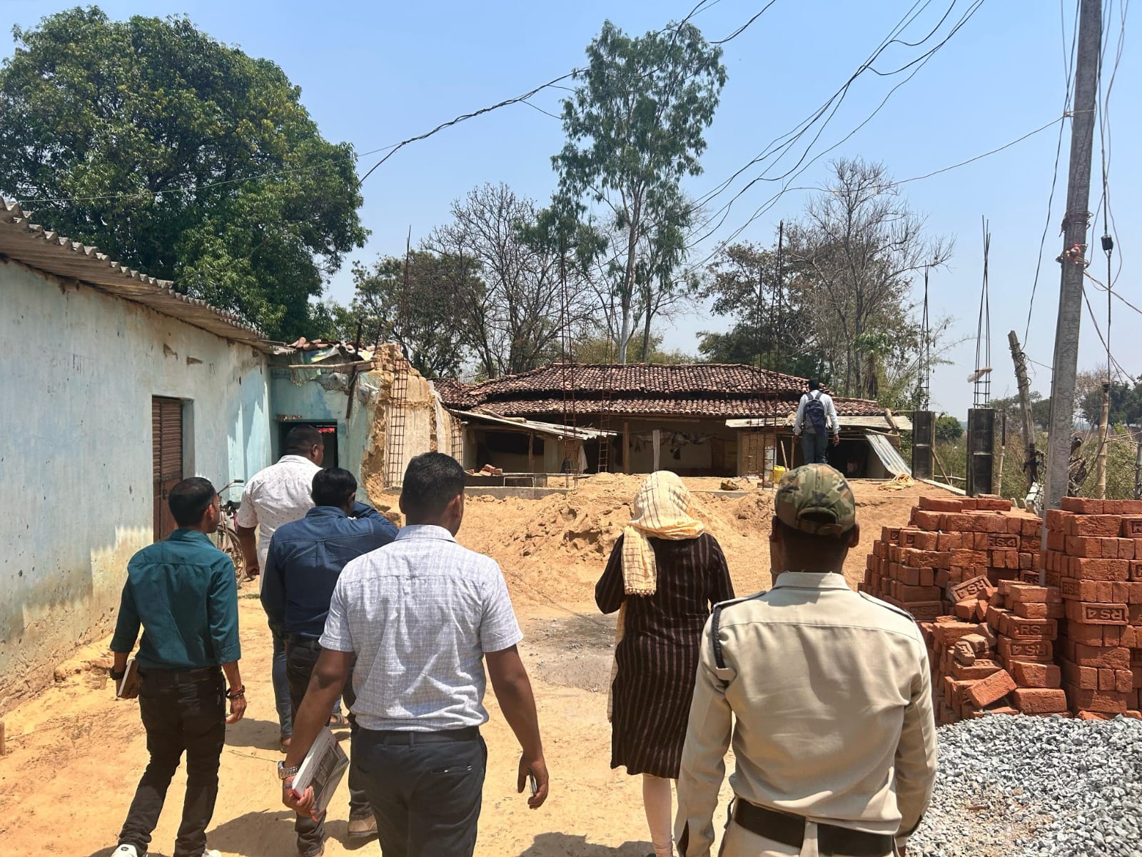 निर्माणाधीन पीएम आवास का सीईओ जिला पंचायत ने किया निरीक्षण