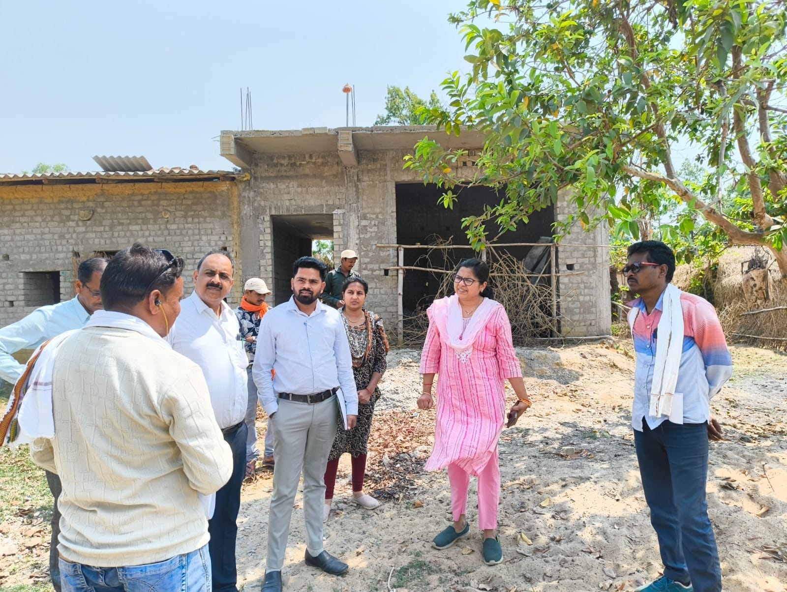 समाधान पेटी के माध्यम से प्राप्त किये जा रहे आवेदनों का अवलोकन करने नेवरा व नवगई पहुंची: जिला पंचायत सीईओ