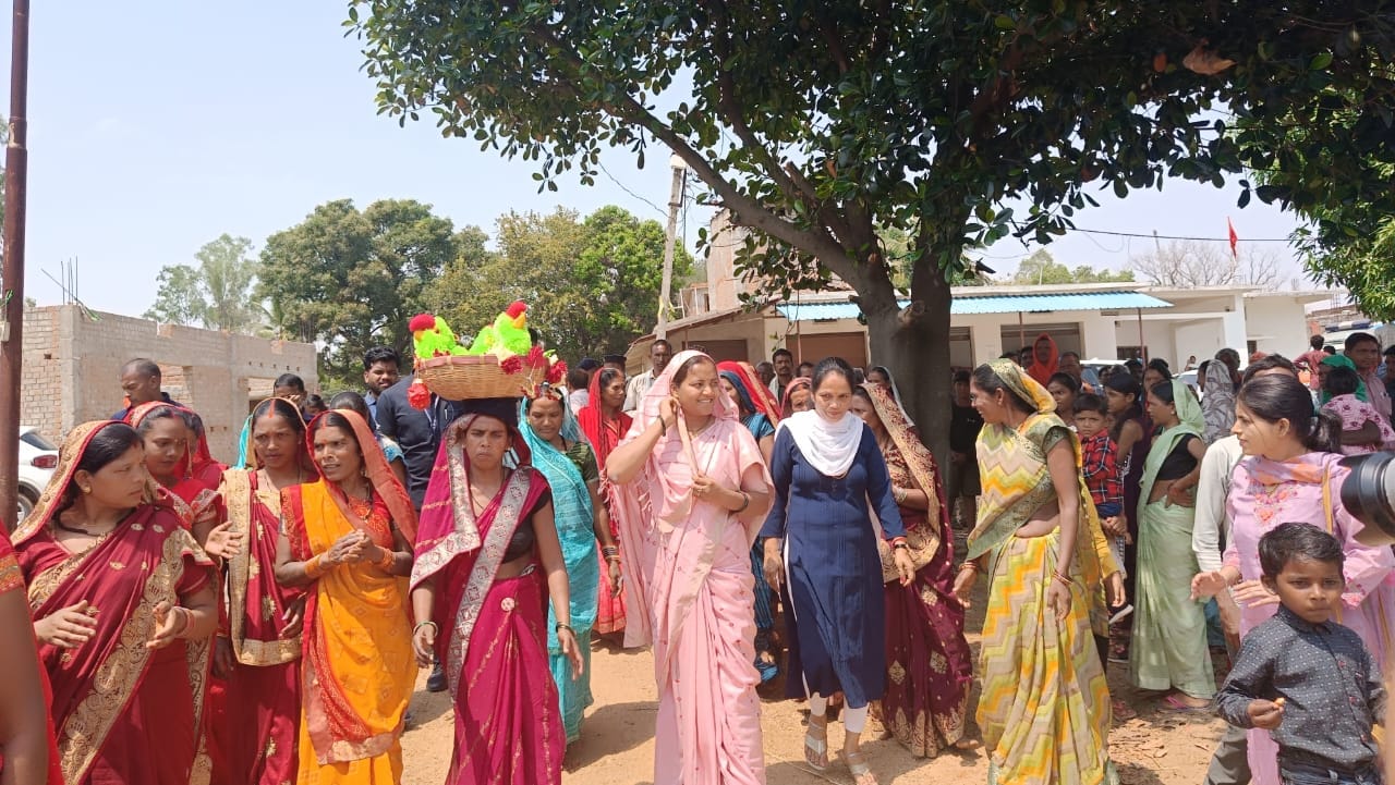 सुशासन तिहार 2025 : मंत्री लक्ष्मी राजवाड़े ने समाधान शिविरों में सुनीं लोगों की समस्याएं, योजनाओं की दी जानकारी