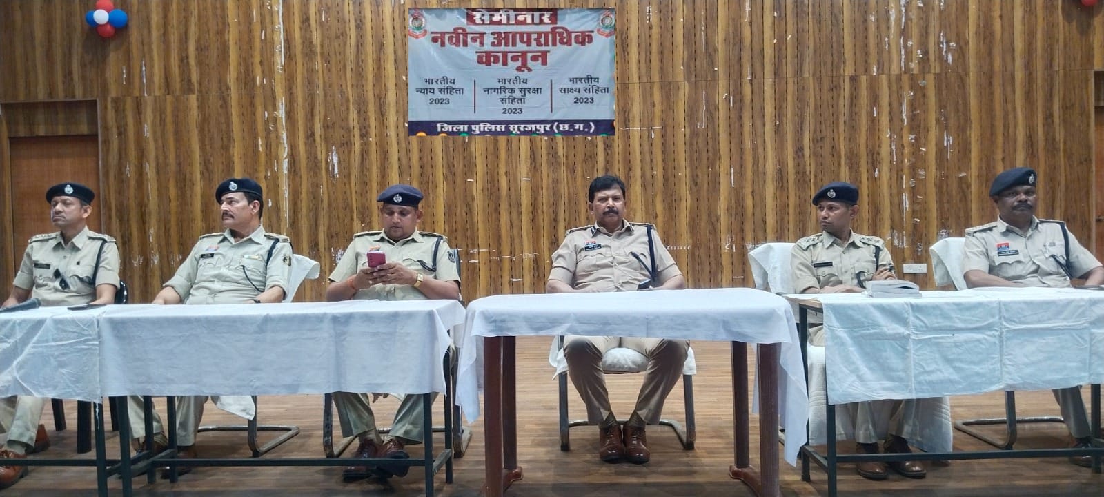 सूरजपुर पुलिस का नवीन कानूनों का प्रशिक्षण लगातार जारी : डीआईजी/एसएसपी ने नवीन कानूनों की बारीकियों से कराया अवगत