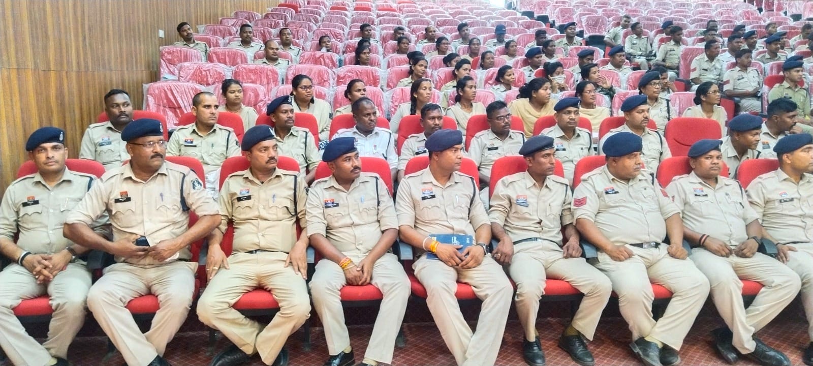 सूरजपुर पुलिस का नवीन कानूनों का प्रशिक्षण लगातार जारी : डीआईजी/एसएसपी ने नवीन कानूनों की बारीकियों से कराया अवगत