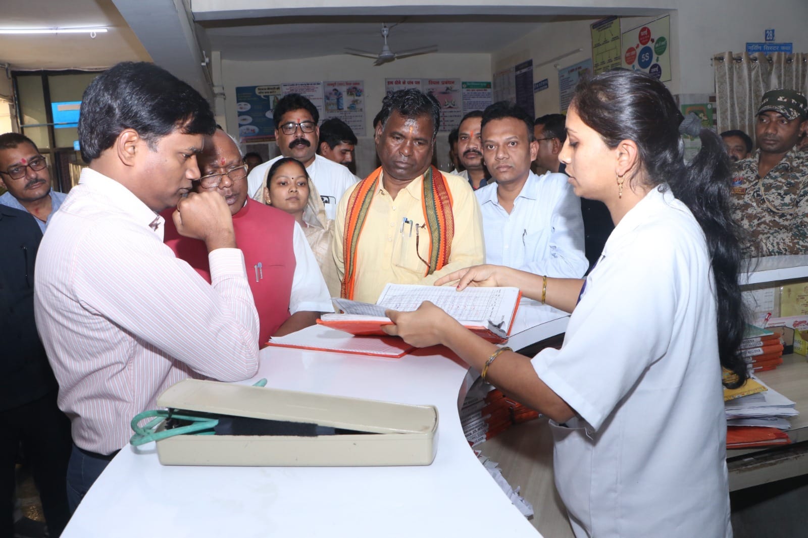 जनप्रतिनिधियों द्वारा जिला चिकित्सालय का किया गया औचक निरीक्षण