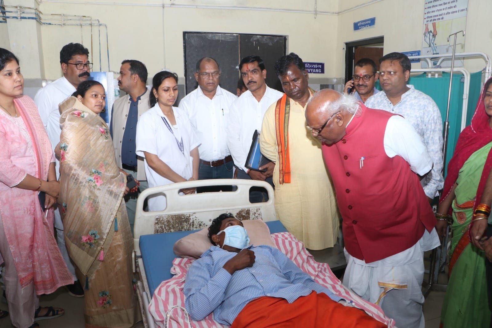 जनप्रतिनिधियों द्वारा जिला चिकित्सालय का किया गया औचक निरीक्षण