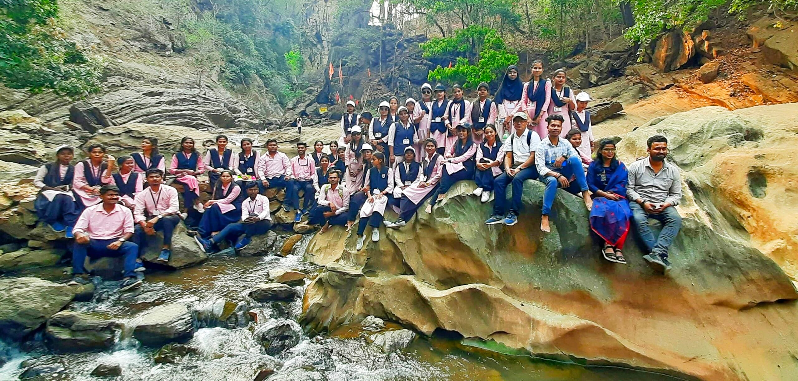 वनस्पति शास्त्र विभाग द्वारा अध्ययन भ्रमण किया गया पूर्ण