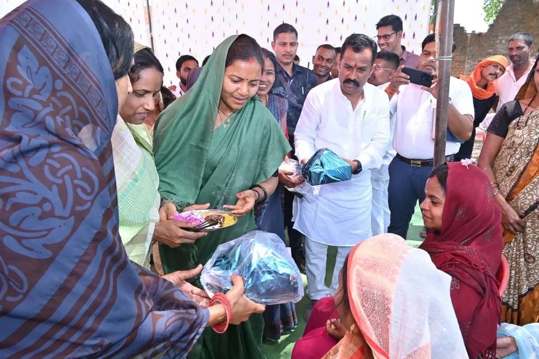 गांव-बस्ती चलो अभियान: भटगांव विधायक व कैबिनेट मंत्री लक्ष्मी राजवाड़े ने शिवप्रसादनगर में सुनीं जनता की पीड़ा, दिए त्वरित समाधान के निर्देश