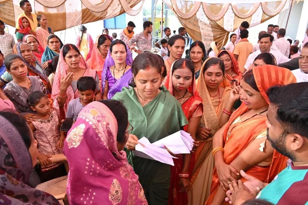 कैबिनेट मंत्री लक्ष्मी राजवाड़े का ‘गांव चलो, बस्ती चलो’ दौरा: आमजन की समस्याएं सुनीं, लापरवाह अधिकारियों को लगाई फटकार