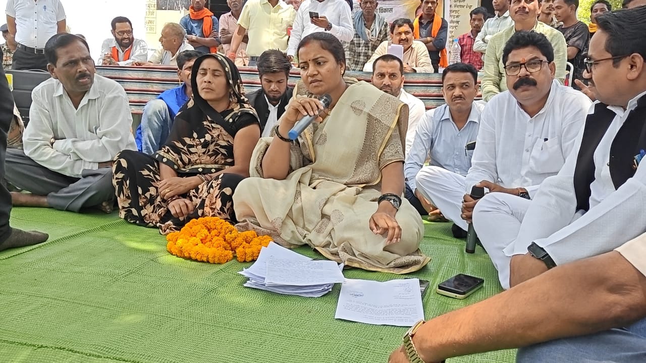 ग्रामीण अंचलों में सुशासन तिहार: मंत्री लक्ष्मी राजवाड़े ने की जन चौपाल, सुनीं समस्याएं और दिए त्वरित समाधान के निर्देश