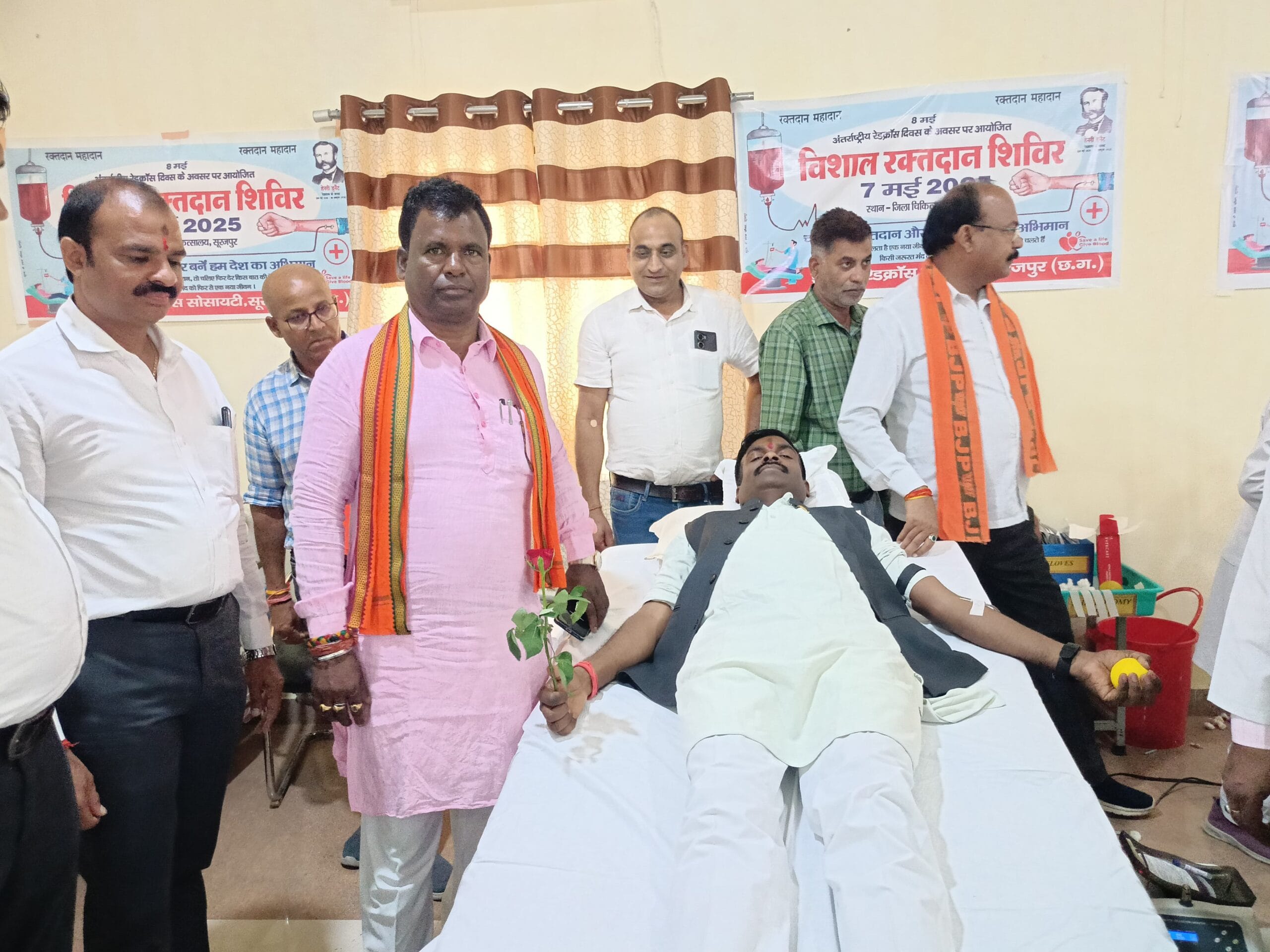 विशाल रक्त रक्तदान शिविर में अतिरिक्त पुलिस अधीक्षक एवं मंत्री प्रतिनिधि सहित पुलिस के जवानों ने किया रक्तदान