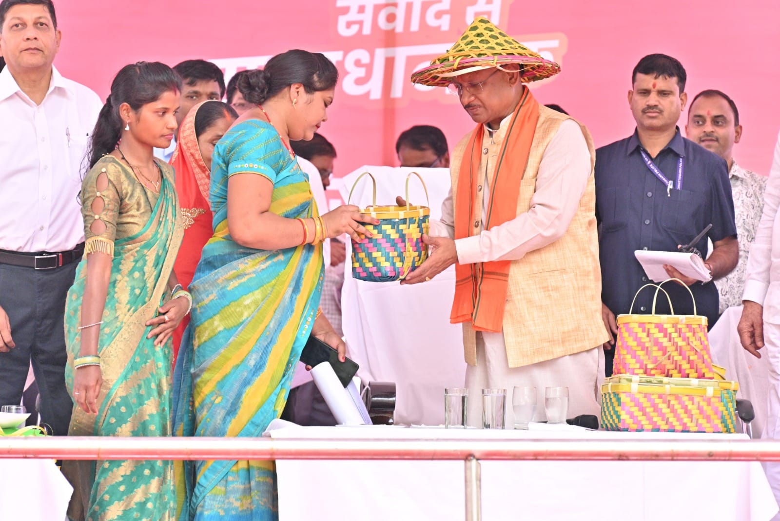 मुख्यमंत्री विष्णुदेव साय ग्राम पटना के आम बगीचे के बीच ग्रामीणों से हुए रूबरू : 48 करोड़ रुपए से अधिक के विकास कार्यों की दी सौगात