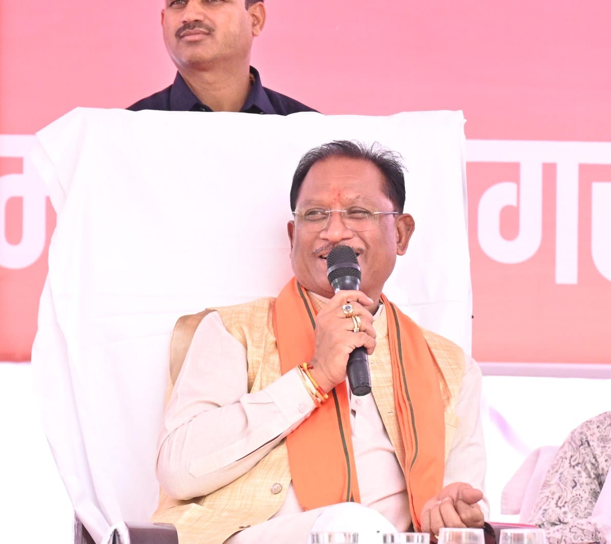 मुख्यमंत्री विष्णुदेव साय ग्राम पटना के आम बगीचे के बीच ग्रामीणों से हुए रूबरू : 48 करोड़ रुपए से अधिक के विकास कार्यों की दी सौगात