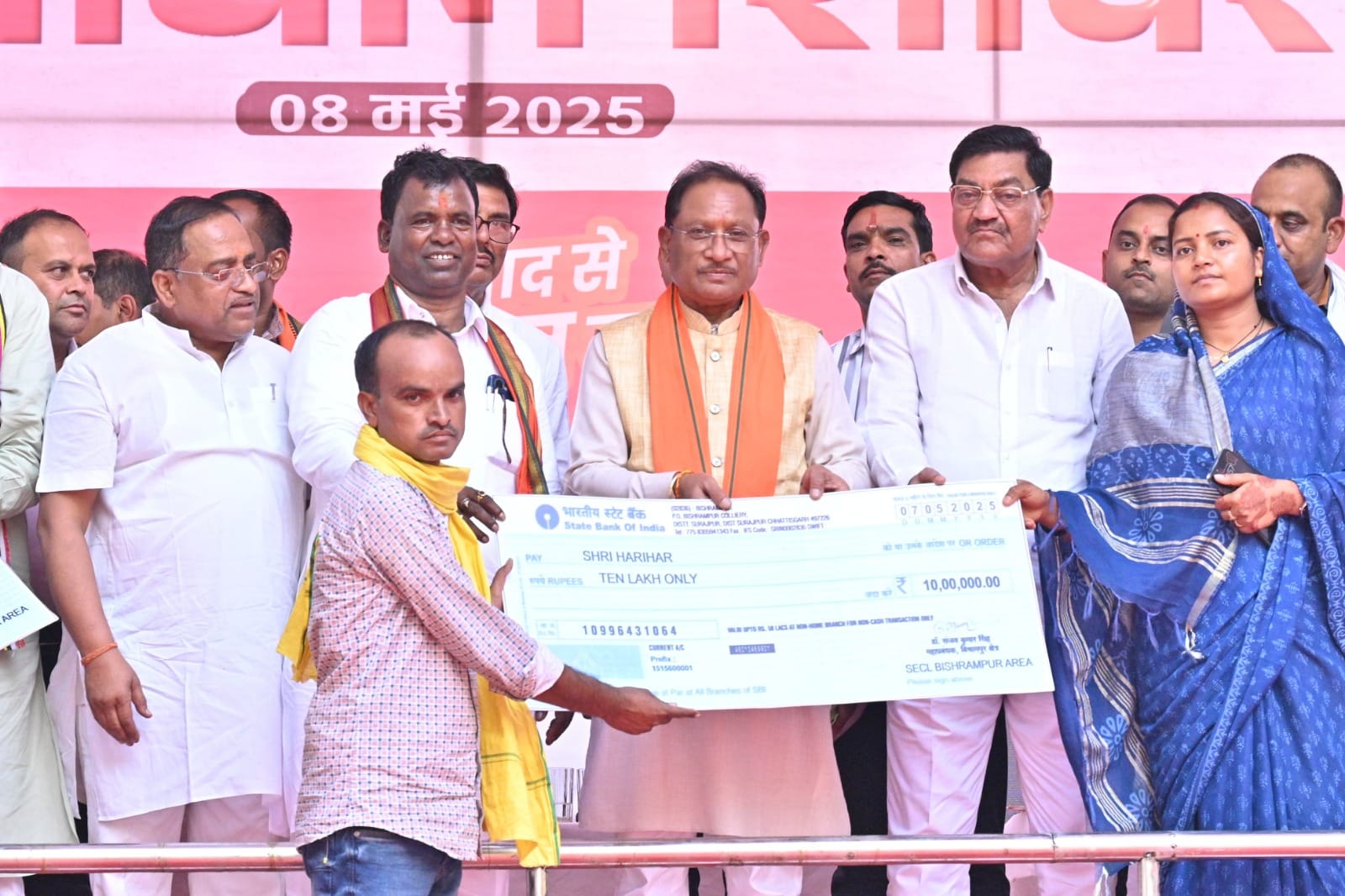 मुख्यमंत्री विष्णुदेव साय ग्राम पटना के आम बगीचे के बीच ग्रामीणों से हुए रूबरू : 48 करोड़ रुपए से अधिक के विकास कार्यों की दी सौगात