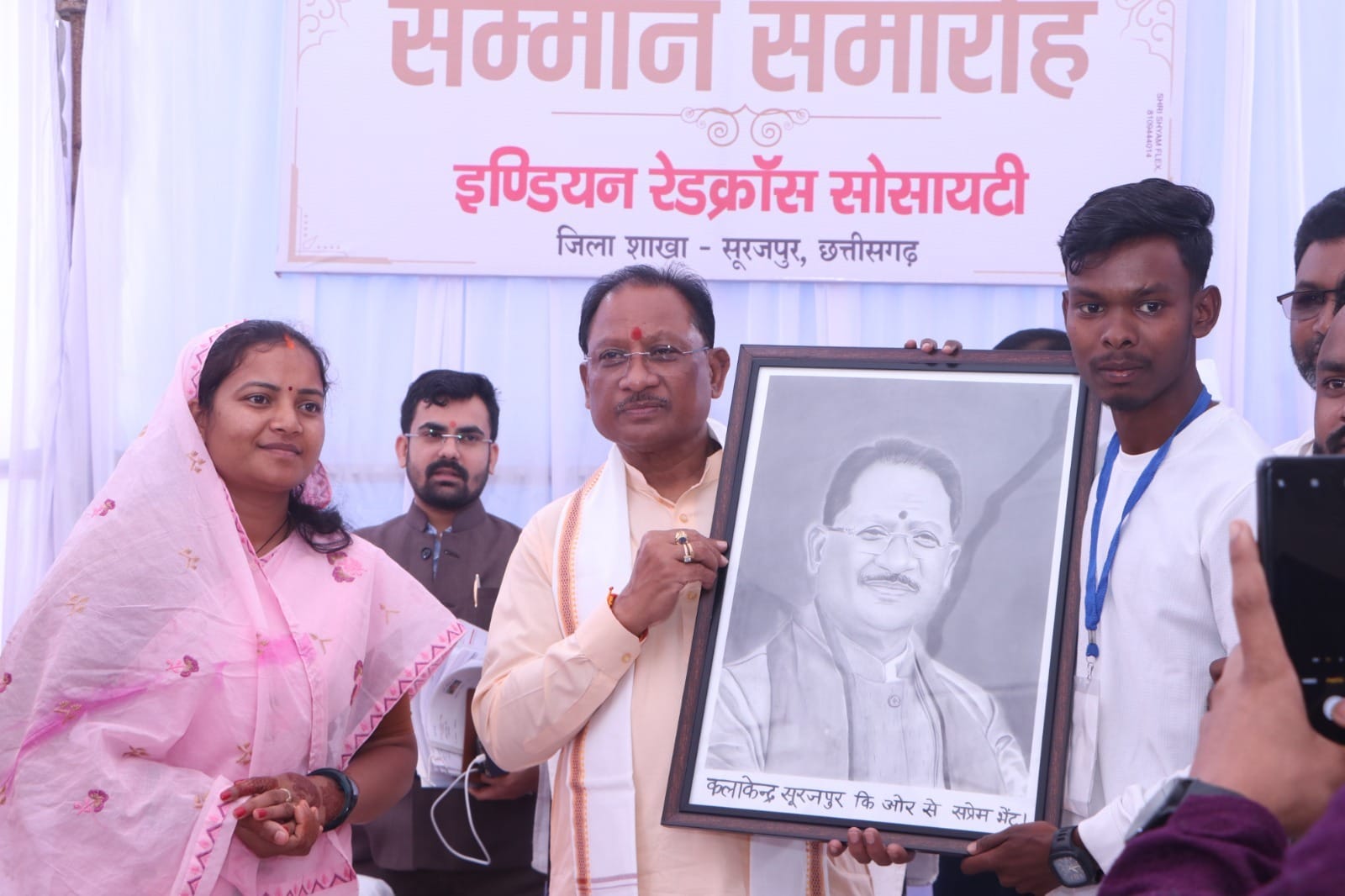 सूरजपुर : कला केंद्र के बच्चों से मिले मुख्यमंत्री