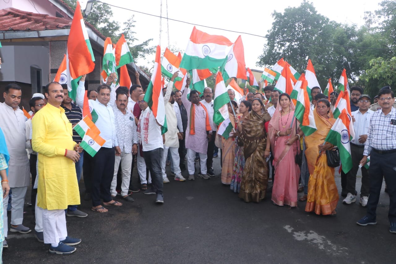 सूरजपुर में निकाली गयी तिरंगा यात्रा, “भारत माता की जय” से गूंजा शहर