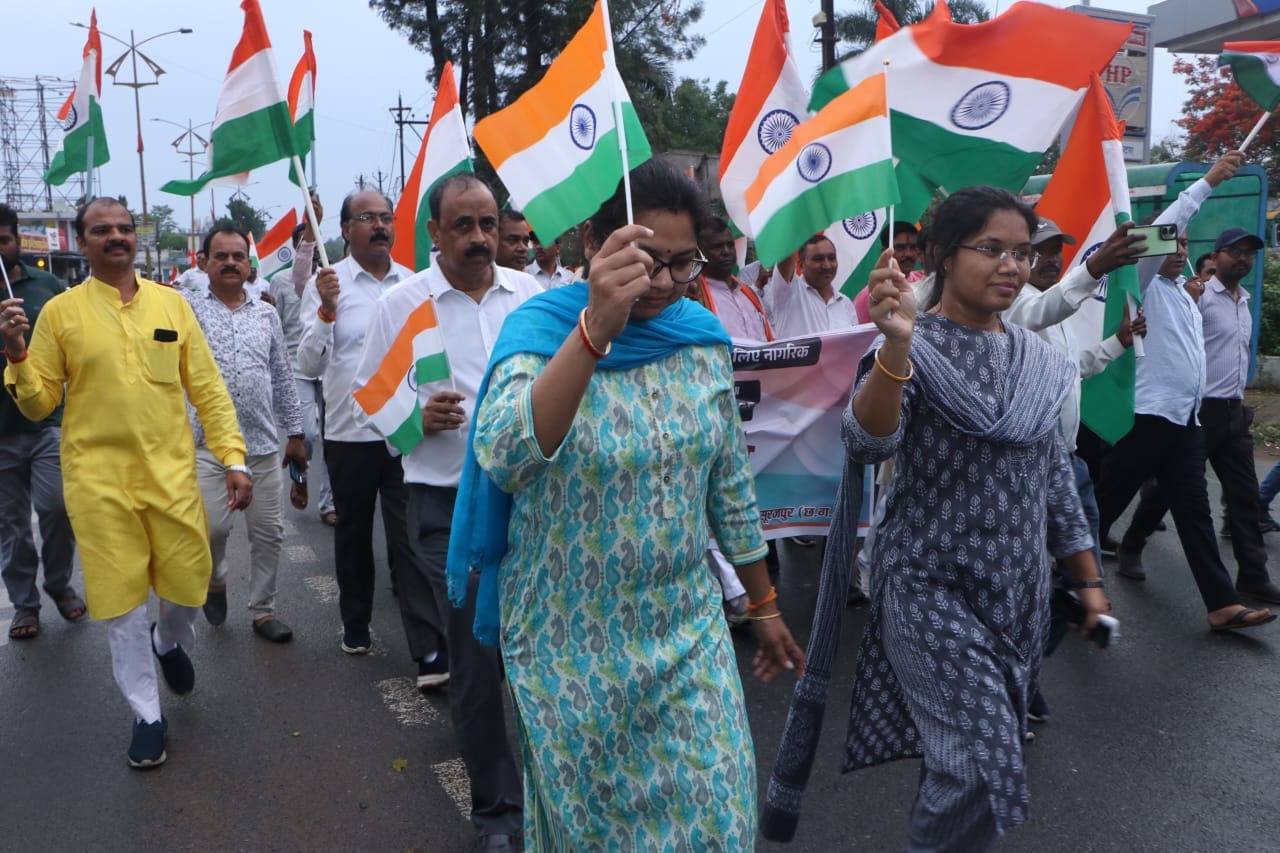 सूरजपुर में निकाली गयी तिरंगा यात्रा, “भारत माता की जय” से गूंजा शहर